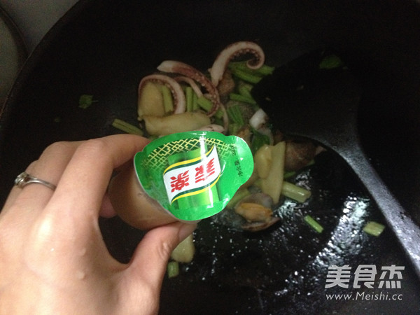Stir-fried Seafood with Ginger recipe