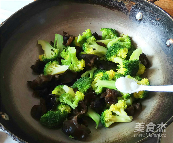 Broccoli Mixed with Black Fungus recipe