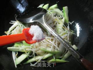 Loofah Stir-fried Mung Bean Sprouts recipe