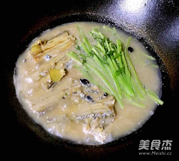 Saury Stew with Chrysanthemum recipe