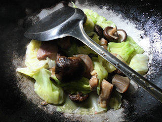 Boiled Cured Chicken Drumsticks with Mushrooms and Cabbage recipe