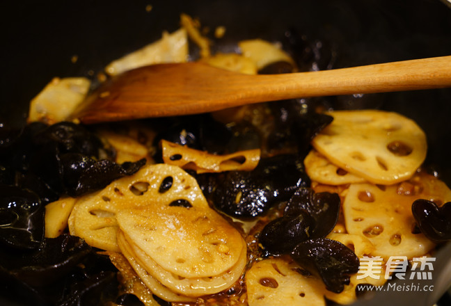 Small Bowl of Autumn Ears Stir-fried Char Siew with Lotus Root recipe