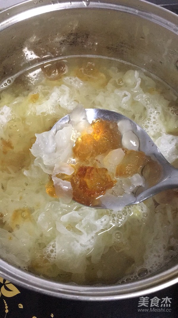 Tremella, Peach Gum, Soap Japonica, Rice and Wolfberry Syrup recipe