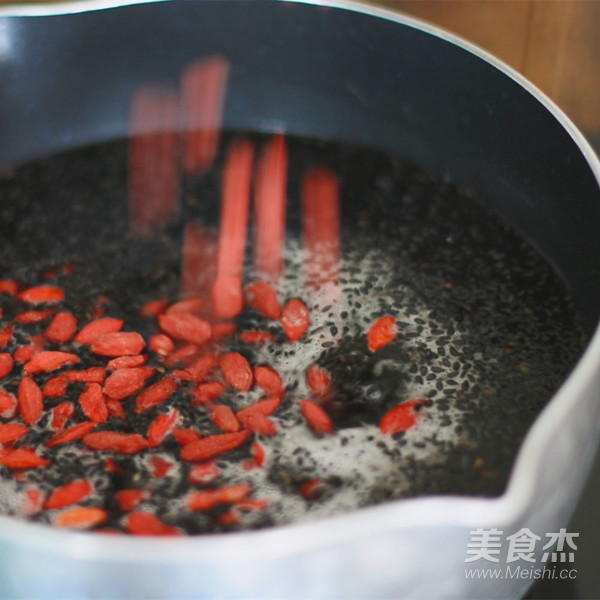 Love Hair Black Sesame Goji Porridge recipe