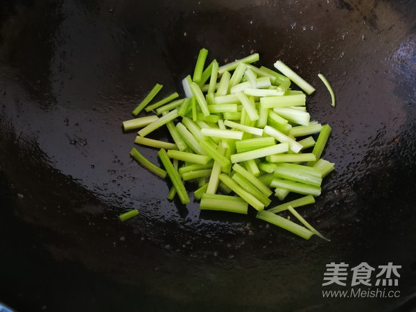 Stir-fried Shredded Pork with Celery and Bean Skin recipe