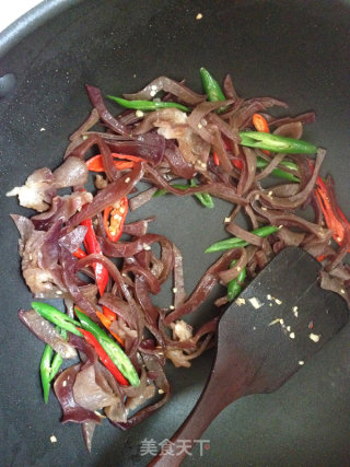 The Perfect Combination of Thinness and Meat---fried Beef with Fungus recipe