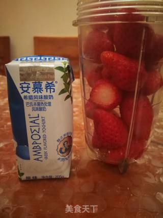 Yogurt Strawberry Milkshake recipe