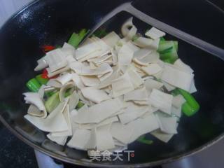 Stir-fried Bean Curd with Celery recipe