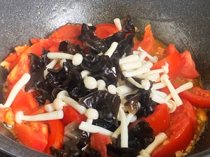 A Must-have Vegetarian Dish in Summer, Stir-fried White Mushrooms with Tomatoes and Eggs recipe