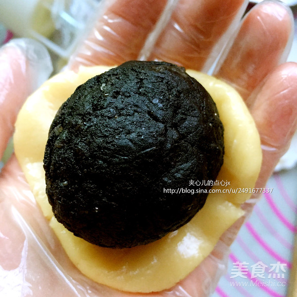Mooncakes with Black Sesame Filling (80g) recipe