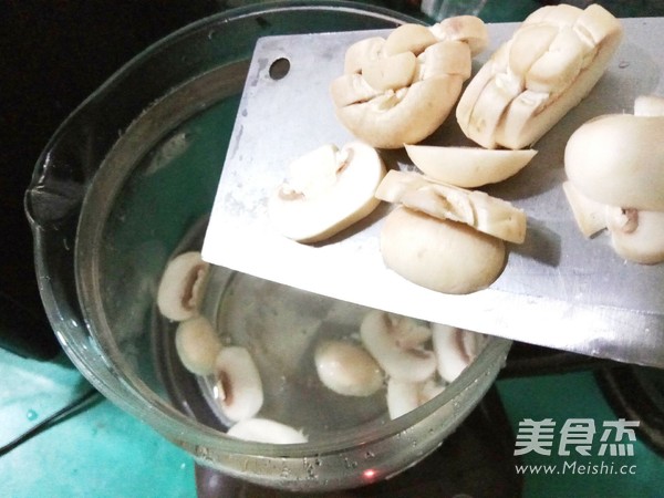 Mushroom Soup and Fresh Meat Wontons recipe