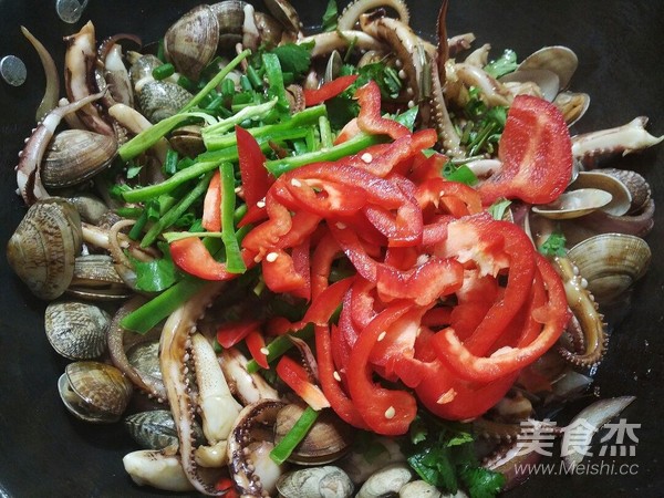 Stir-fried Small Seafood with Sauce recipe