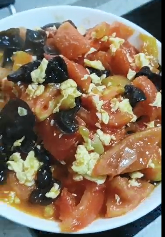 Scrambled Eggs with Tomato Fungus recipe