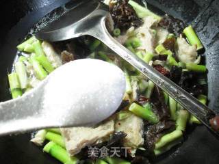 Barbecue Bran with Black Fungus Wild Bamboo Shoots recipe