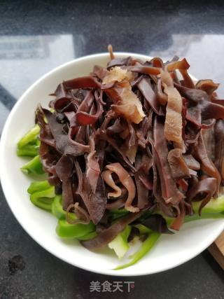 Stir-fried Fungus with Green Pepper recipe