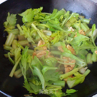 #快手懒人饭# Fried Celery with Eggs recipe