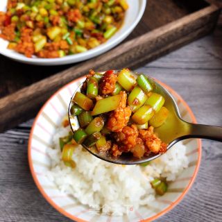 Stir-fried Minced Pork with Garlic Moss recipe