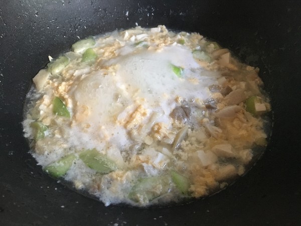 Fresh Mushroom Loofah and Egg Soup recipe