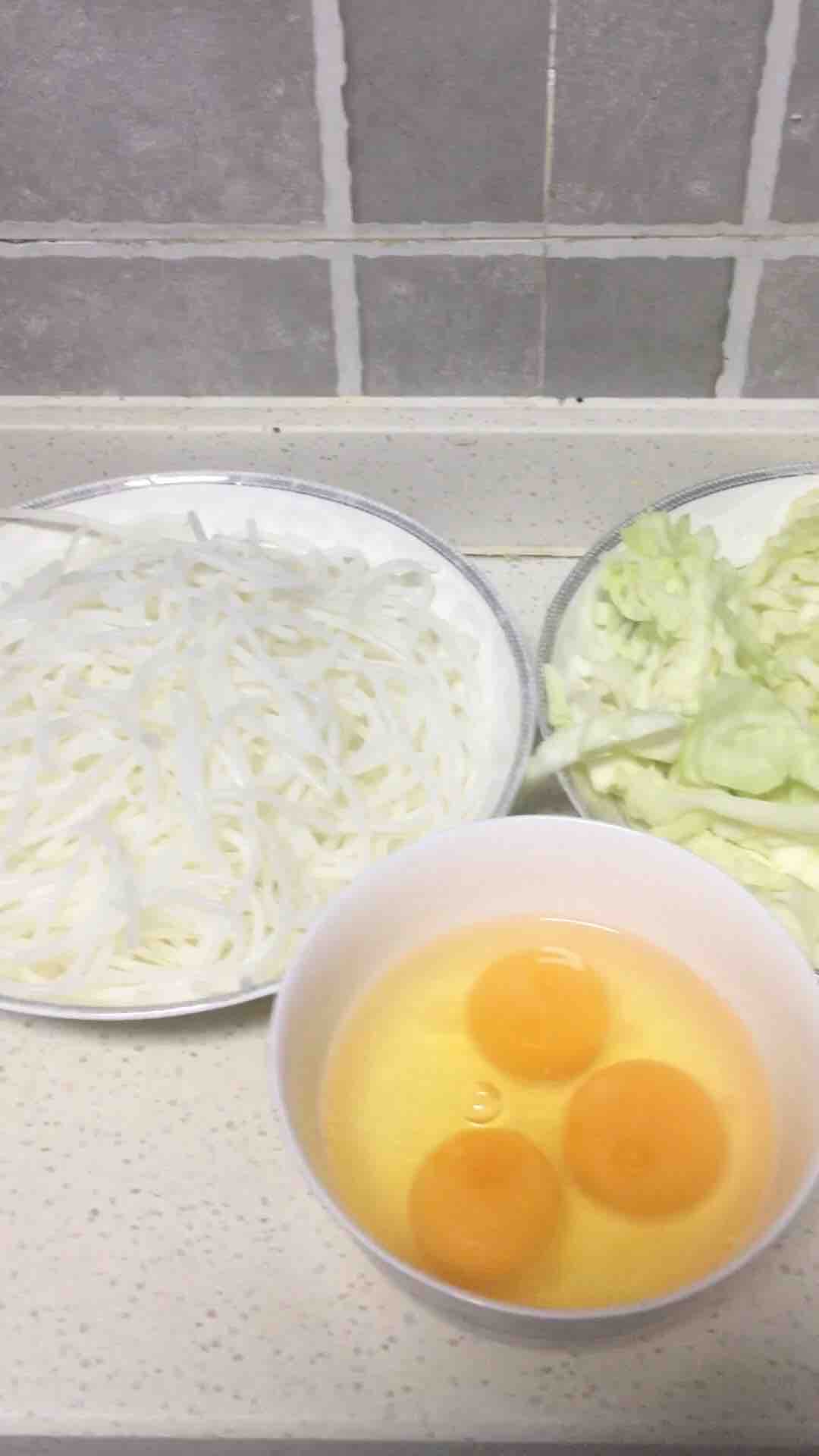 Stir-fried Rice Noodles with Cabbage and Egg recipe