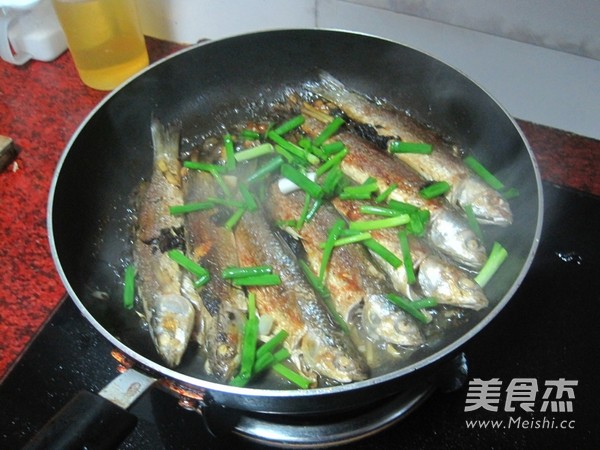 Braised Pointed Fish with Olive Vegetables recipe