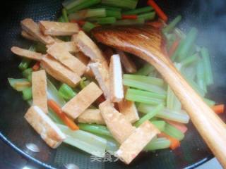 Stir-fried Celery Three Shreds recipe