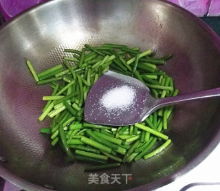 Stir-fried Sausage with Garlic Sprouts recipe