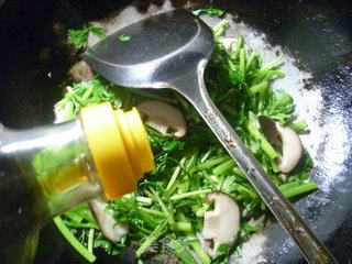 Stir-fried Chrysanthemum with Mushrooms recipe