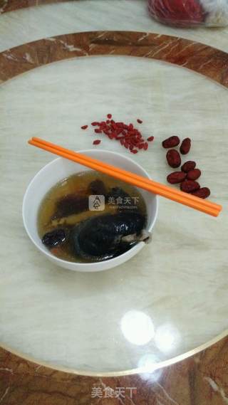 Stewed Black-bone Chicken with Beiqi and Red Dates recipe