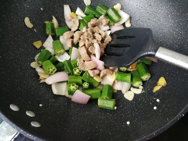 Fried Pork Loin with Okra and Onion recipe