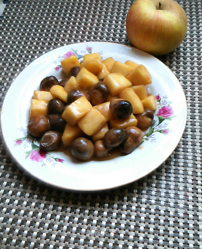 Stir-fried Straw Mushrooms with Apples recipe