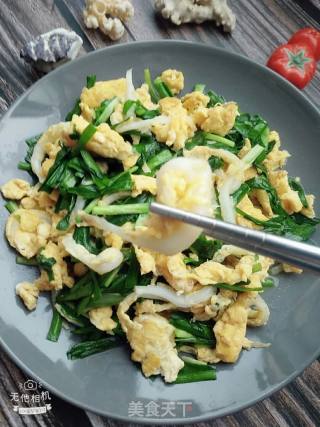 Scrambled Eggs with Leek and Whitebait recipe