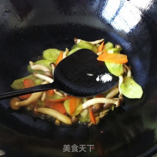 Stir-fried Crab Mushroom with Cucumber and Carrot recipe