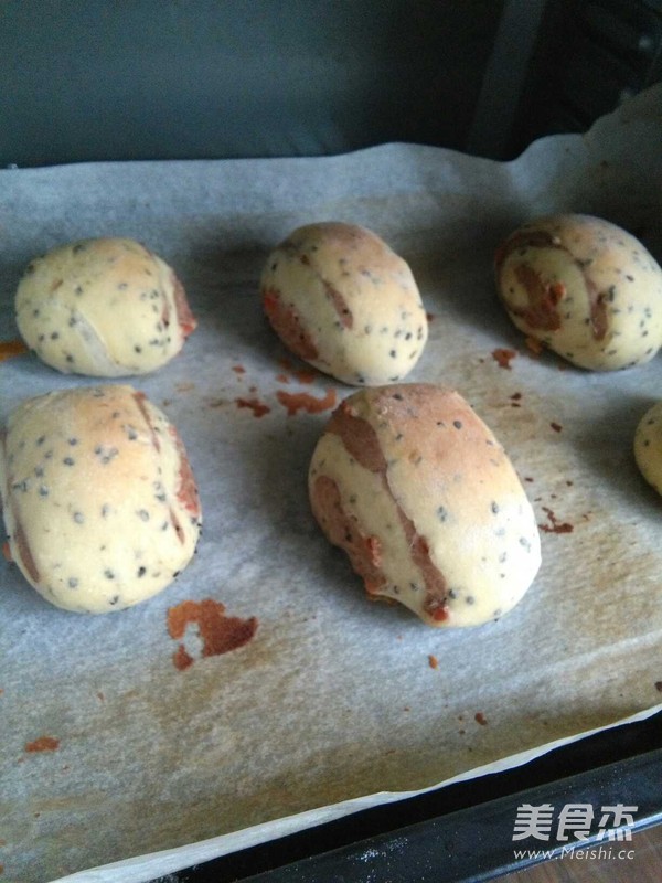 Sesame Two-color Bread Rolls recipe