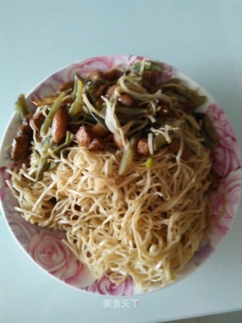 #美食一锅端# Braised Noodles with Plum Beans and Carrots recipe