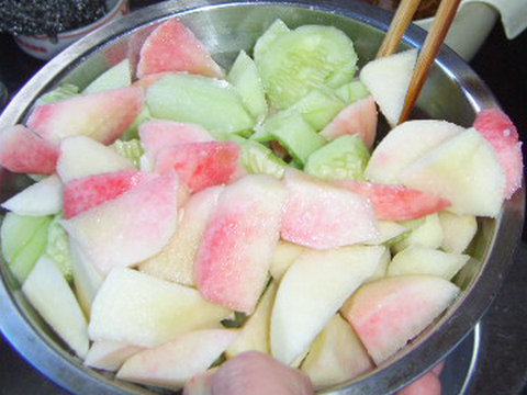 Cucumber Mixed with Peaches recipe