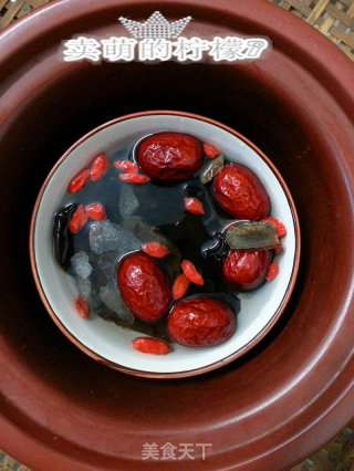 Eat It with Red Ginseng-stewed Black Fungus and Wolfberry recipe