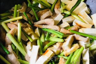 Stir-fried Tofu and Pork with Garlic Moss recipe