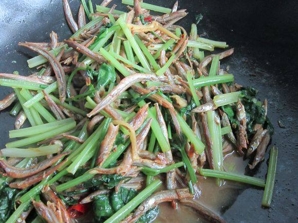 Stir-fried Small Herring with Parsley recipe