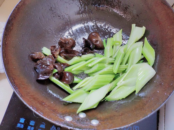 Celery Fungus Fried Noodles recipe