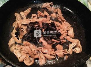 Braised Fatty Intestines with Smelly Dried Seeds of Tempeh recipe