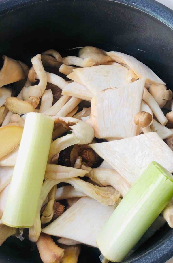 Boiled Chicken with Mushrooms and Mushrooms recipe