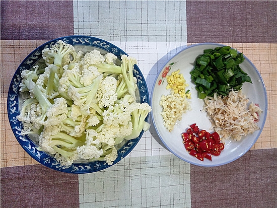 Stir-fried Cauliflower with Hot and Sour Shrimp Skin recipe