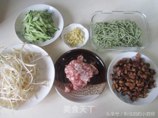 Spinach Noodles with Mushroom Meat Sauce recipe