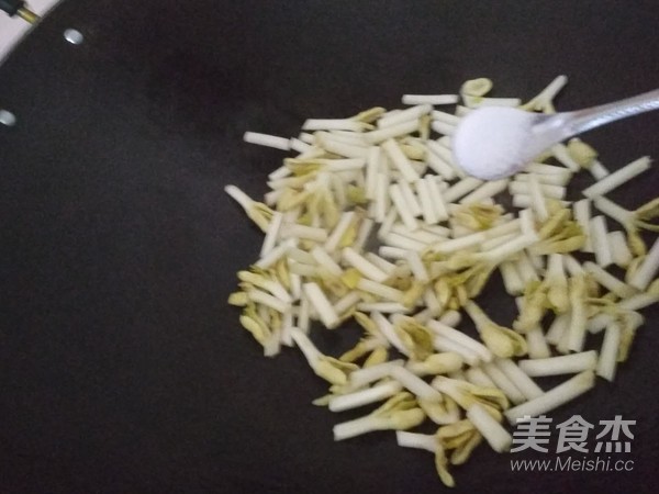 Fried Peanut Seedlings with Vegetarian Meat recipe