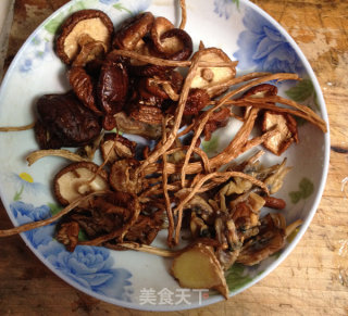 Stewed Mushroom Soup with Dried Razor Clams recipe