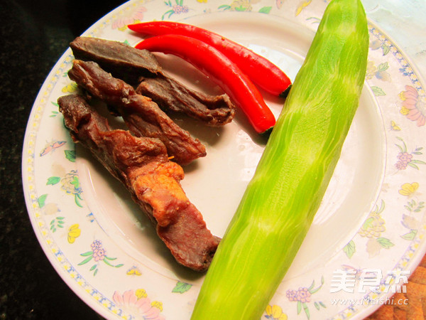 Stir-fried Barbecued Pork with Lettuce Slices recipe