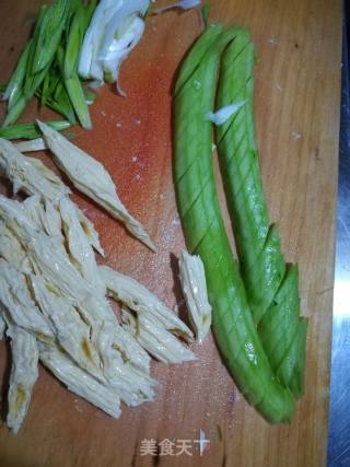 Stir-fried Yuba with Cucumber recipe