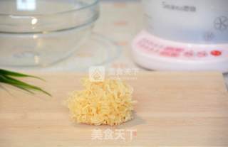 White Fungus and Lotus Seed Soup recipe
