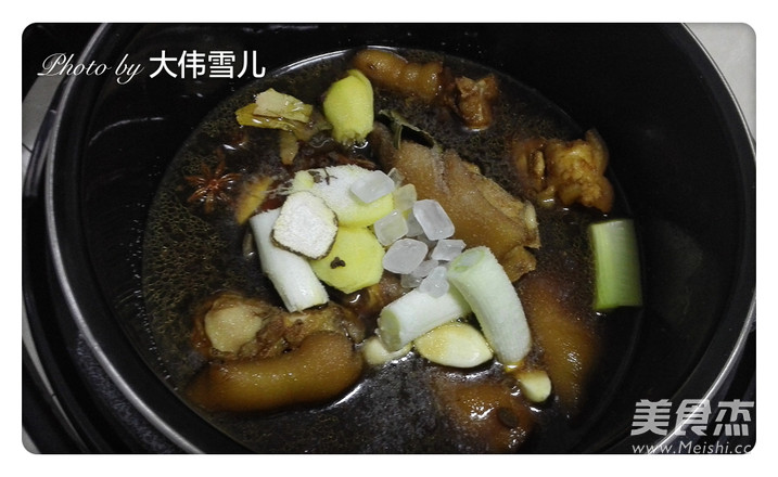 Xiaobai Version of Soy-flavored Pig Trotters recipe