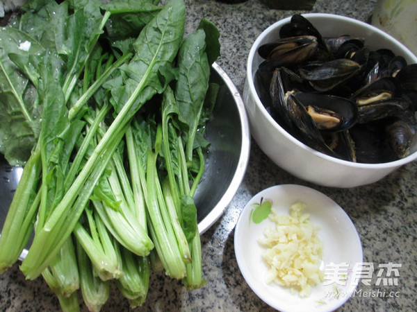 Spinach Mixed with Mussels recipe